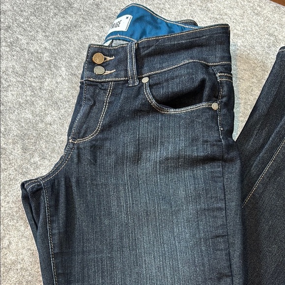 👖 Discover timeless elegance with these PAIGE Hidden Hills Straight Jeans! 👖 - Picture 2 of 16